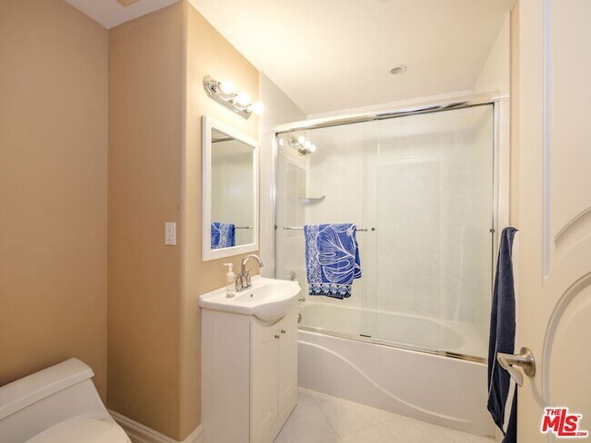 Building Photo - 18047 Karen Dr