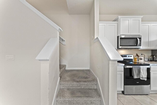 Building Photo - Beautiful 3/2.5 Townhome available for rent in Oakleaf