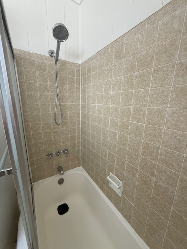Building Photo - REDONE CUTE 2BED/1BATH HOUSE W/ REFURBISHE...