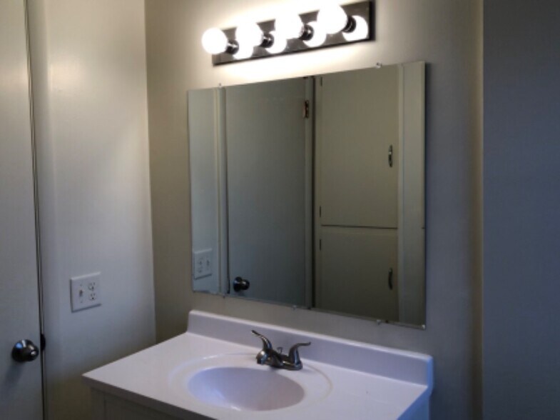 Building Photo - 4825 Lovell Ln