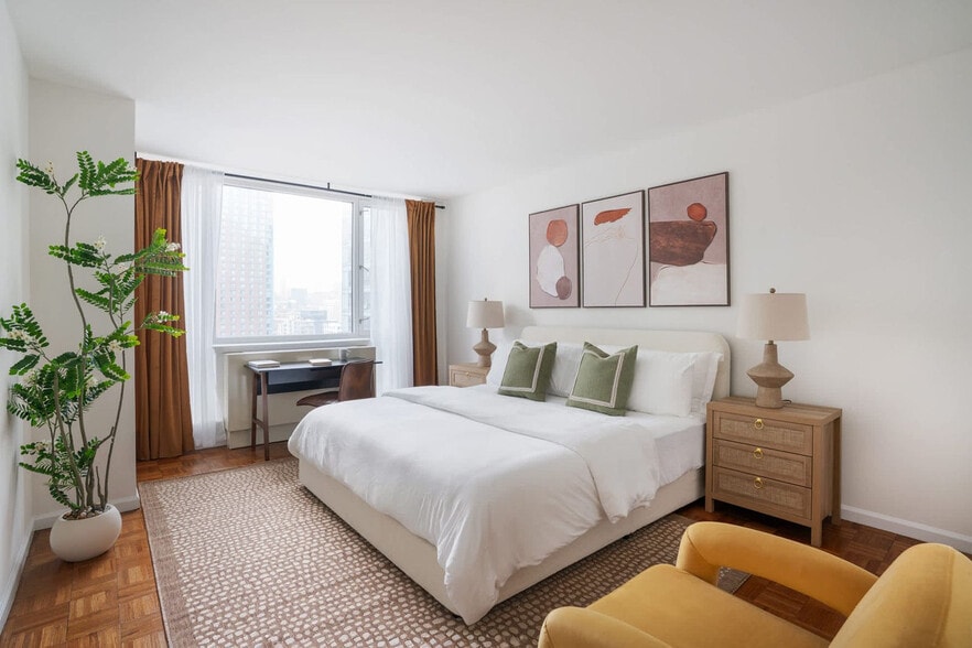 Building Photo - 350 W 43rd St