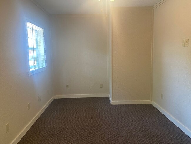 Building Photo - 2 BEDROOM