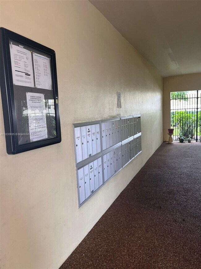Building Photo - 5111 W Oakland Park Blvd