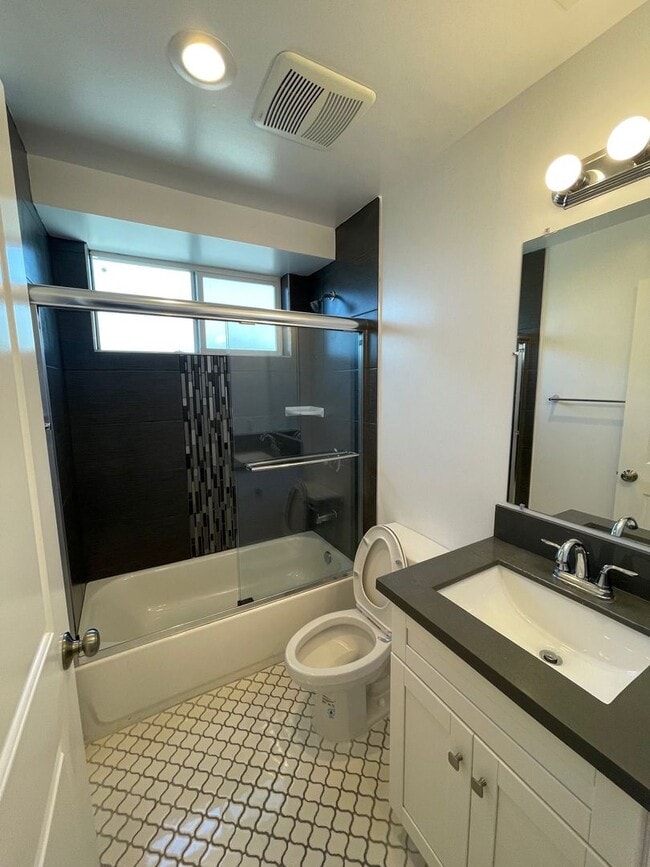 Building Photo - 2130