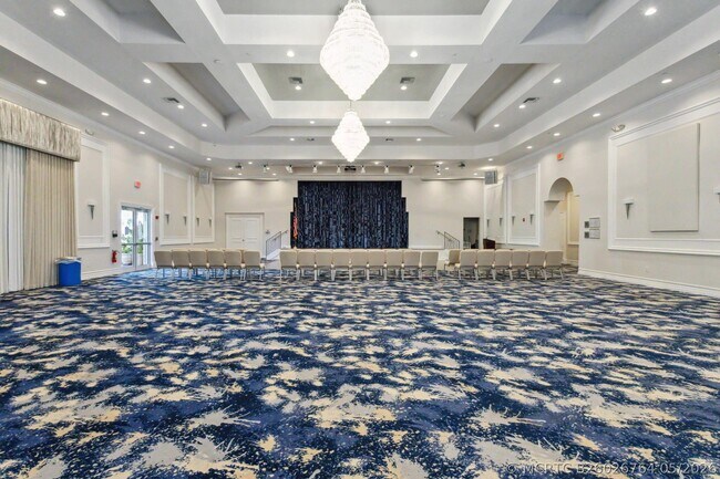 Building Photo - 6887 Viale Elizabeth