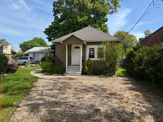 Primary Photo - 744 W Shore Rd