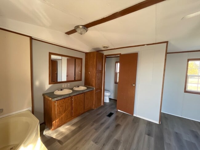 Building Photo - 115 Country Living Ln