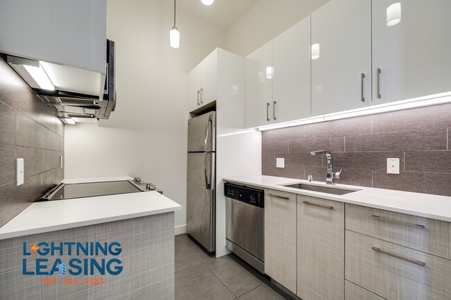 Building Photo - 939 S Broadway-1008