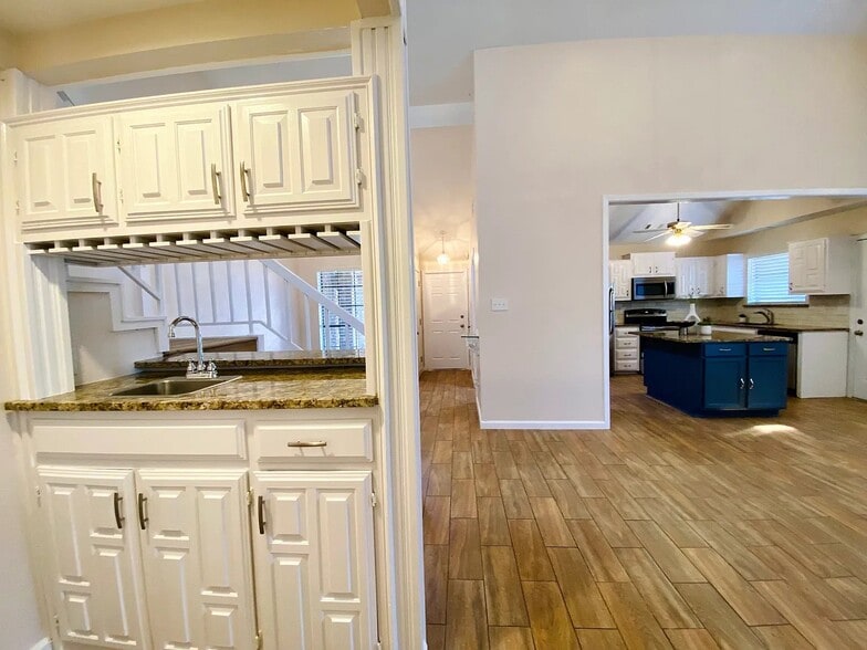 Building Photo - 3636 Country Club Dr W