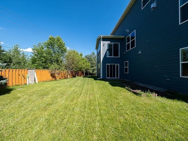 Building Photo - 4650 Yellowstone Ln N
