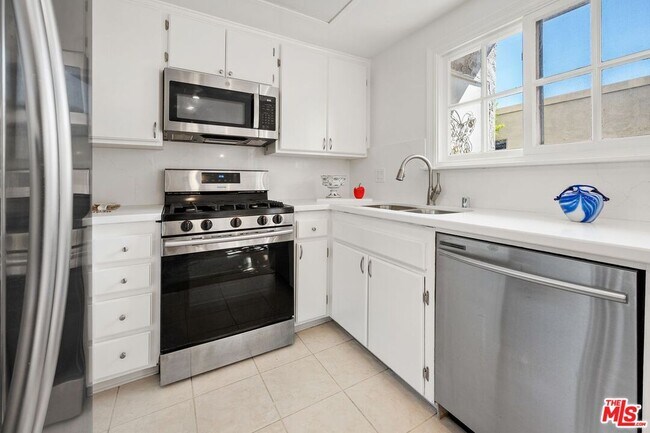 Building Photo - 27912 Ridgecove Ct N