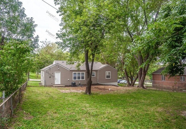 Building Photo - 3 Bedroom 1.5 Bath $1,425.00