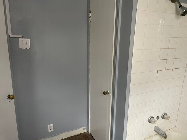 Building Photo - 413 E Garfield Ave