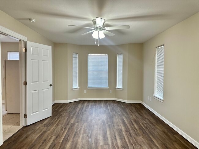 Building Photo - Redwood Apartments