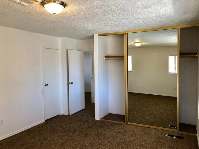 Building Photo - Spacious 2 Bedroom 2 Bath Home near River!