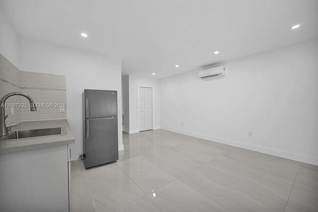 Building Photo - 570 NW 48th St