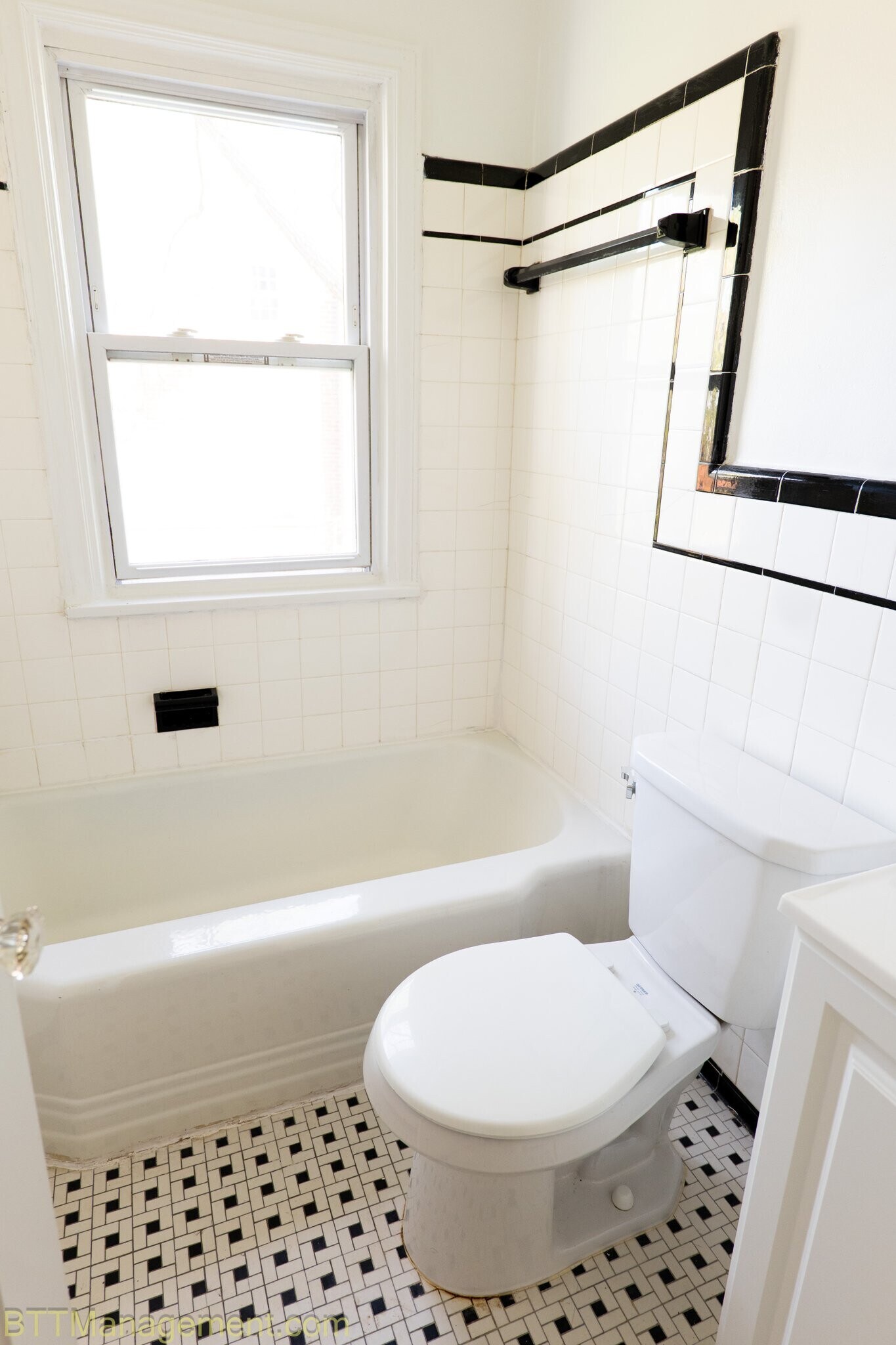 Building Photo - 908 Hudson Ave