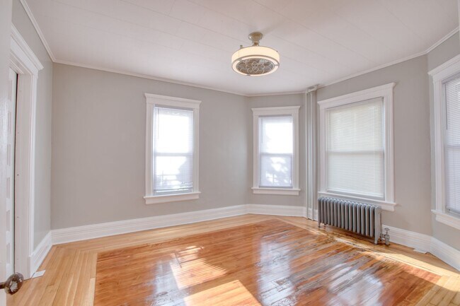 Building Photo - 325 Chestnut St