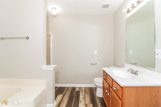 Building Photo - 260 Austin Dr