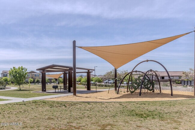 Building Photo - 9115 W Glenrosa Ave