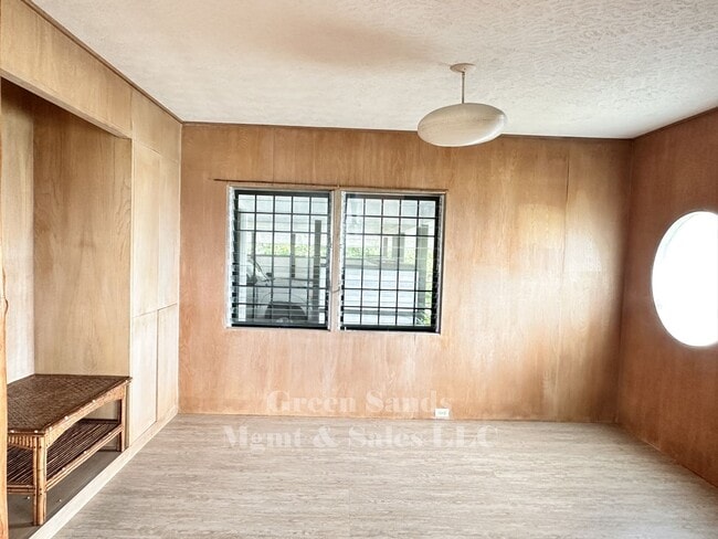 Building Photo - Kaumana Terrace Home