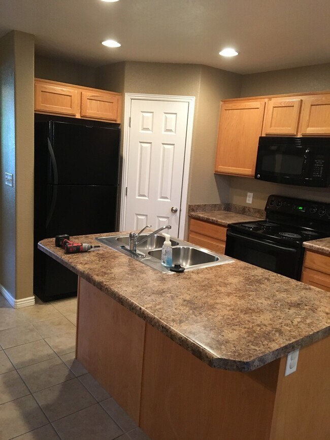 Building Photo - Desired Hidden Valley Town Home!
