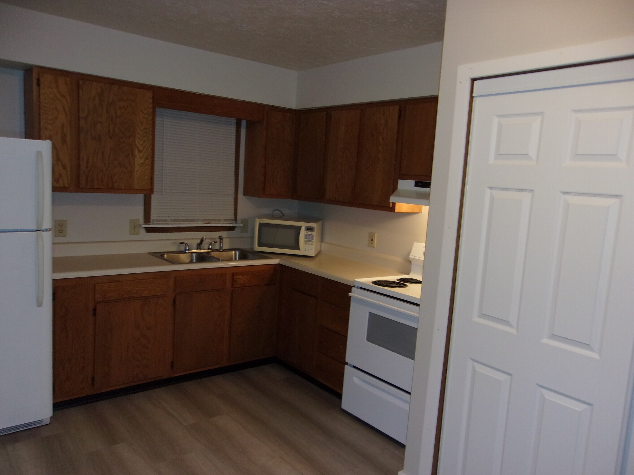 Building Photo - 610 N Wagner Ave