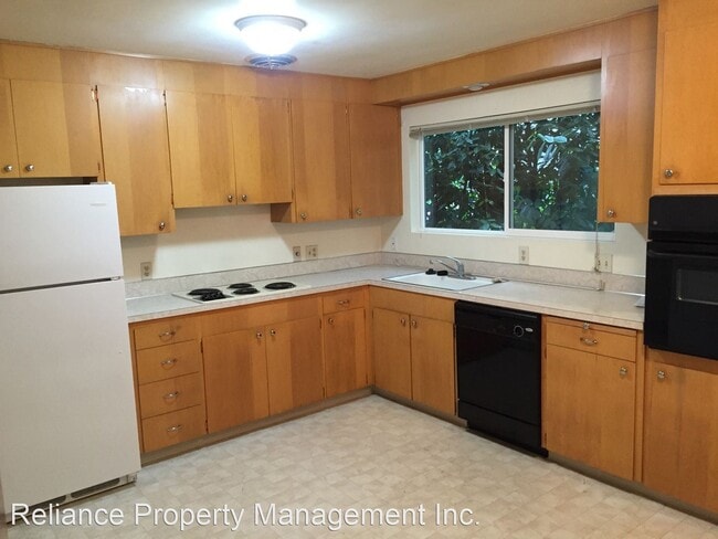 Building Photo - 8520-8560 SW Laurel Leaf Ln