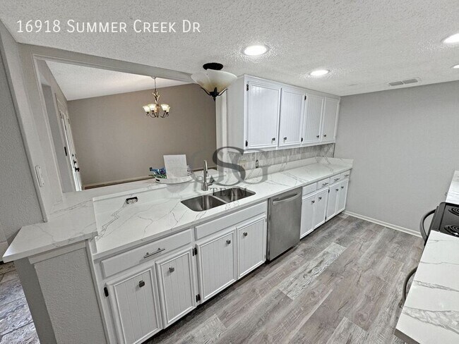 Building Photo - 16918 Summer Creek Dr