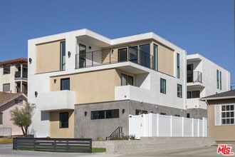 Building Photo - 1432-1432 W 9th St