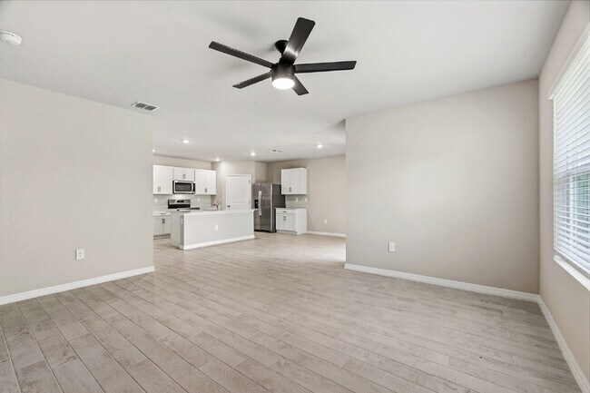 Building Photo - Spacious 4-Bedroom Gem with 2 Full Baths in Charming Punta Gorda Oasis!