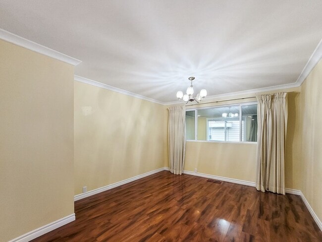 Building Photo - Charming Rambler with Abundant Natural Lig...