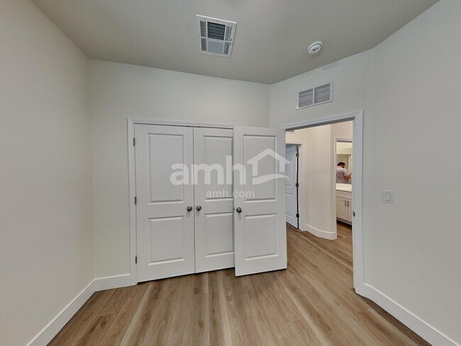 Building Photo - 854 English Primrose St