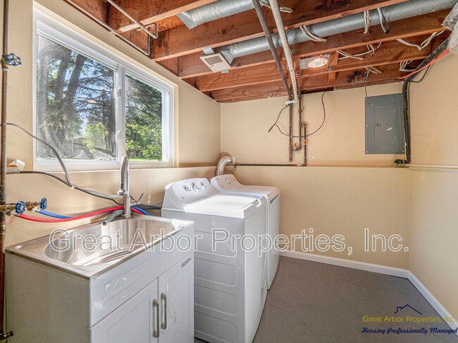 Building Photo - 3624 Maple Dr