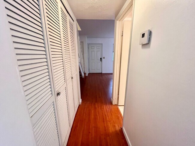 Building Photo - Adorable 3 bed / 1.5 bath Condo