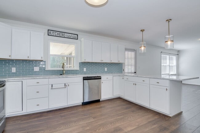 Building Photo - Southern Charm Brick Ranch Home