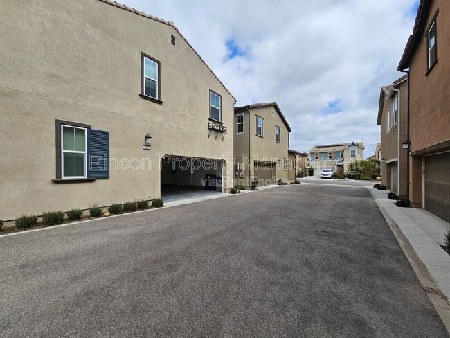 Building Photo - 431 Limoneira Ln