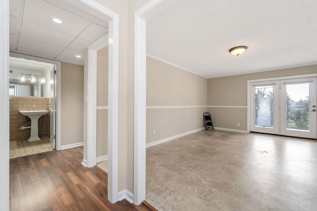 Building Photo - 1045 E 10th St