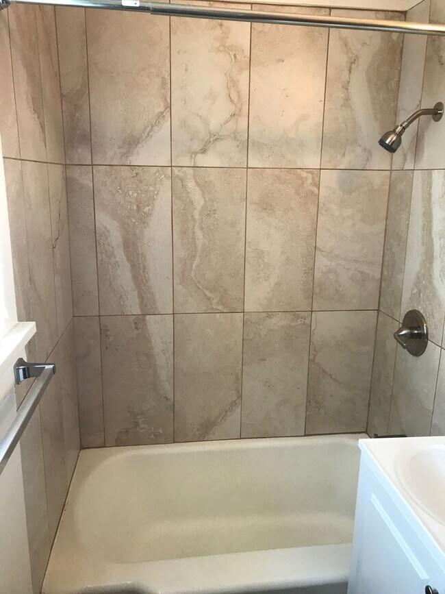 Building Photo - Spacious & Updated Craftsman House in Gifford Park