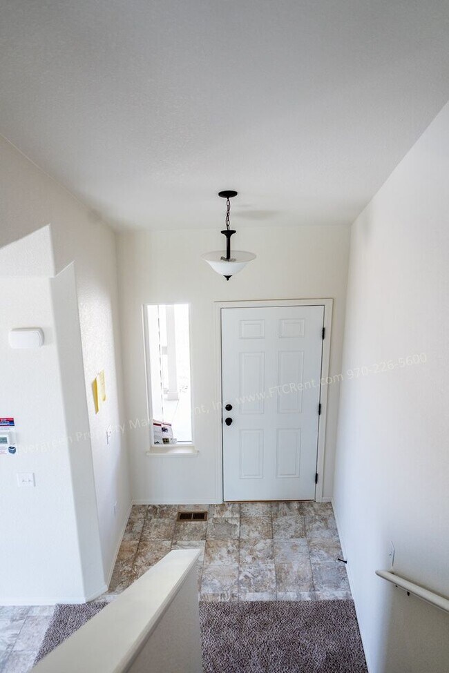 Building Photo - Gorgeous 4-Bed, 2.5 Bath Home in Windsor!