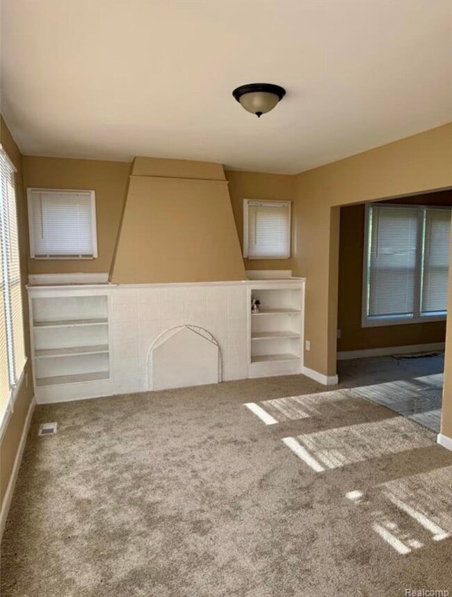 Building Photo - 18488 Fairport St