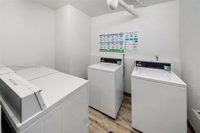 Building Photo - 2555 Collins Ave