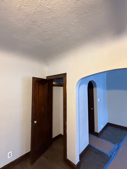 Building Photo - 818 N Van Buren St