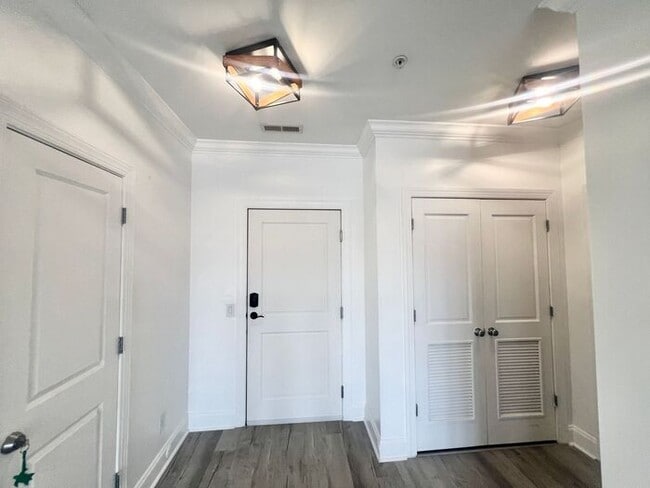 Building Photo - Mayfaire Townview 3rd floor 2BR unit with ...