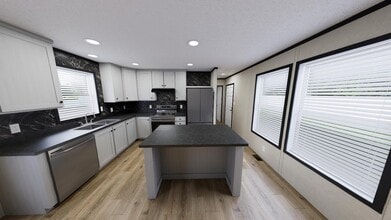 Building Photo - 121 Desander Dr