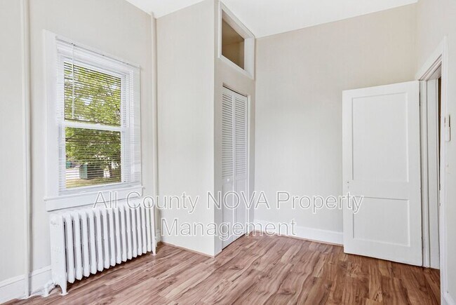 Building Photo - 305 9th St