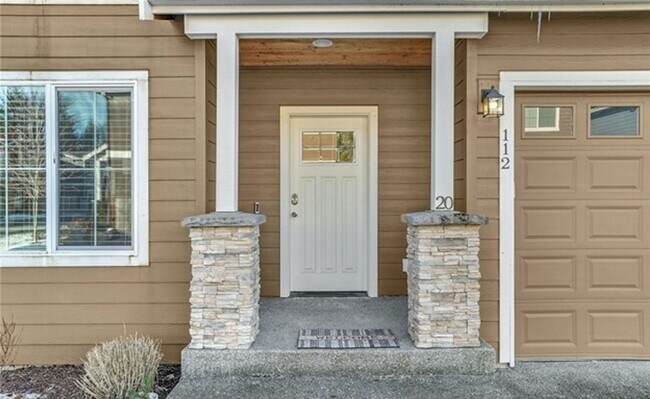 Building Photo - Beautiful Almost new 3 bed +den home in Ly...