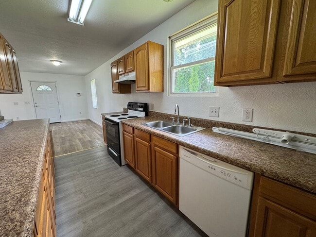 Building Photo - Charming 3 bedroom, 2 bath Florida Cracker-style home in Lake City