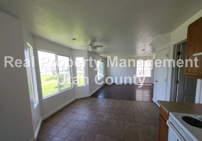 Building Photo - 93 Kintail St