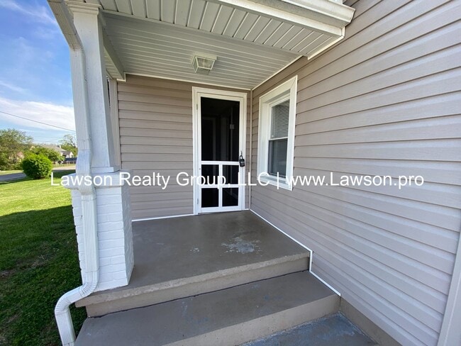 Building Photo - One Level Living with Nice Yard